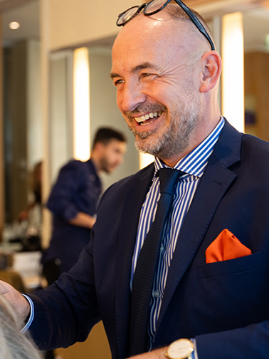 Herr Goerner lacht sympathisch zu einem Kunden